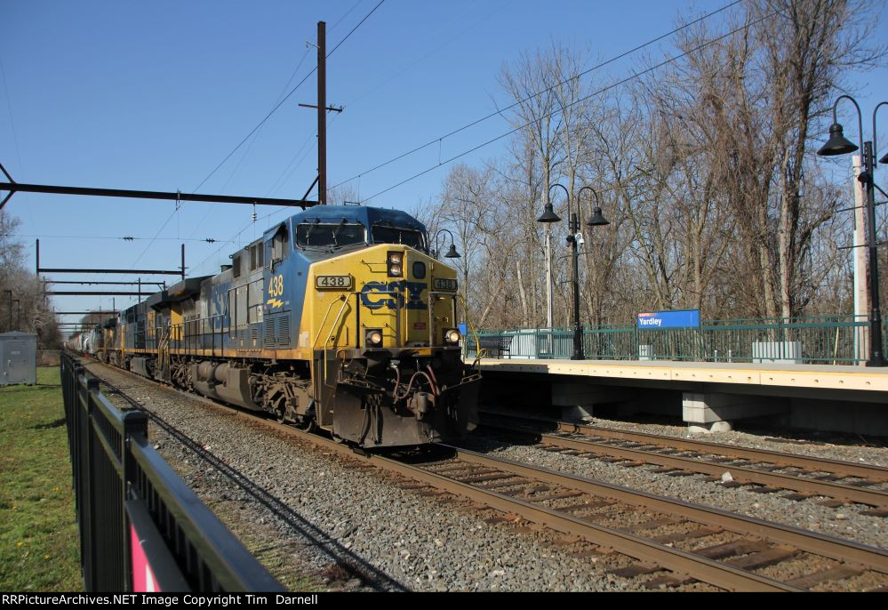 CSX 438 leading M404